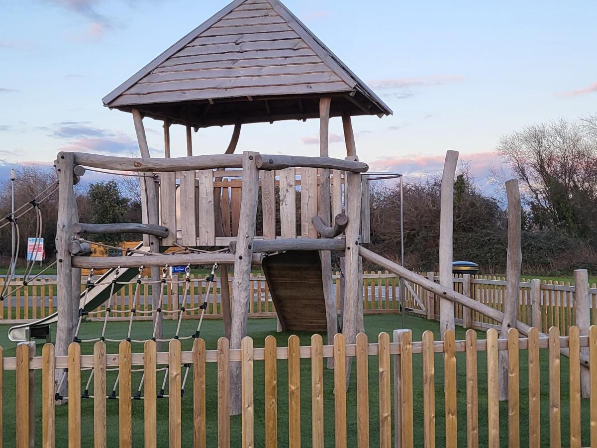 Tranquil 6 Berth Luxury Holiday Home Chichester Extérieur photo